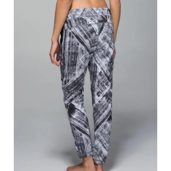 Lululemon Athletica Namaskar Pant II Heat Wave Black Geometric Size 6 - Picture 2 of 10